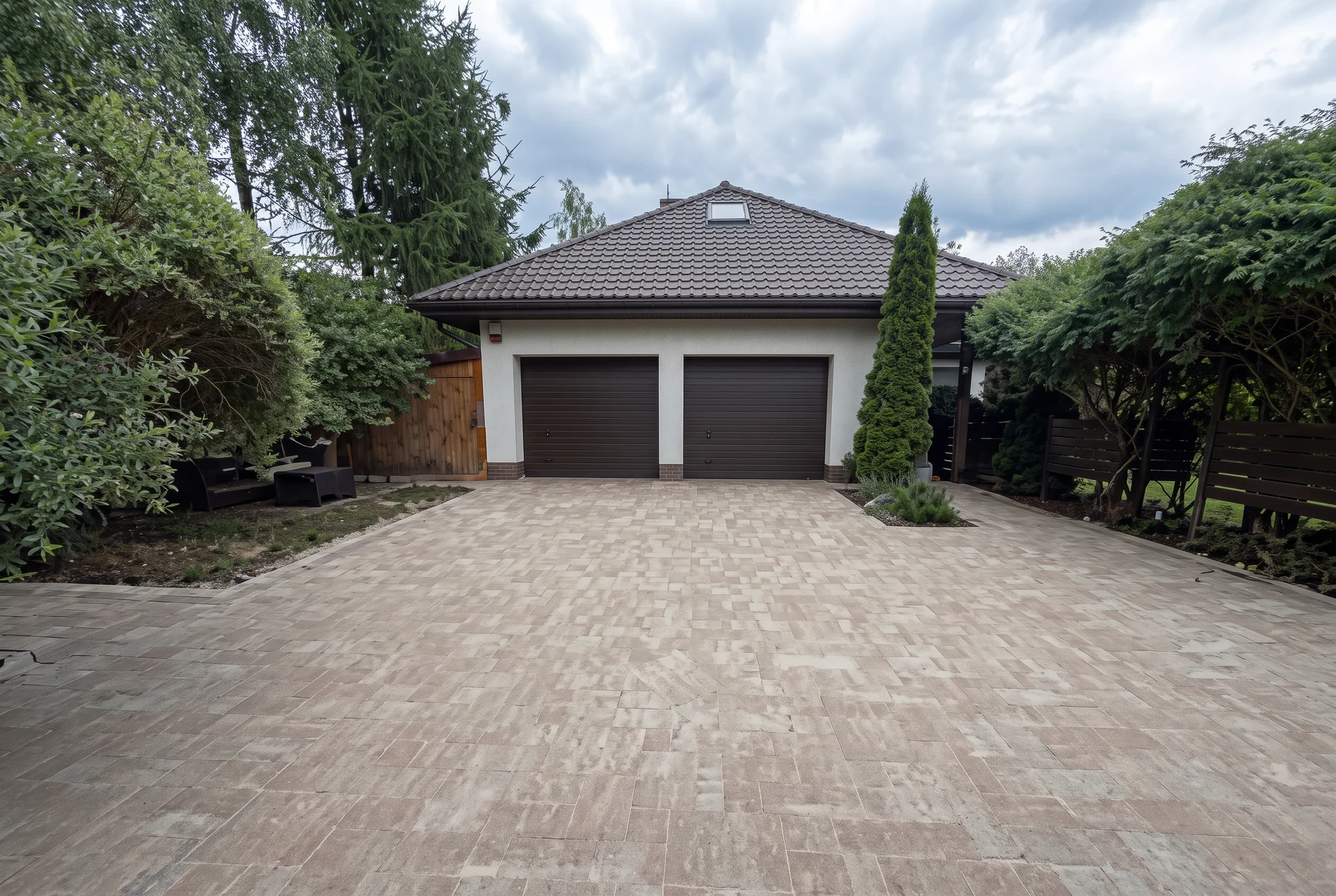 Profesjonalne mycie ciśnieniowe kostki brukowej w Łomiankach – Clean Garden