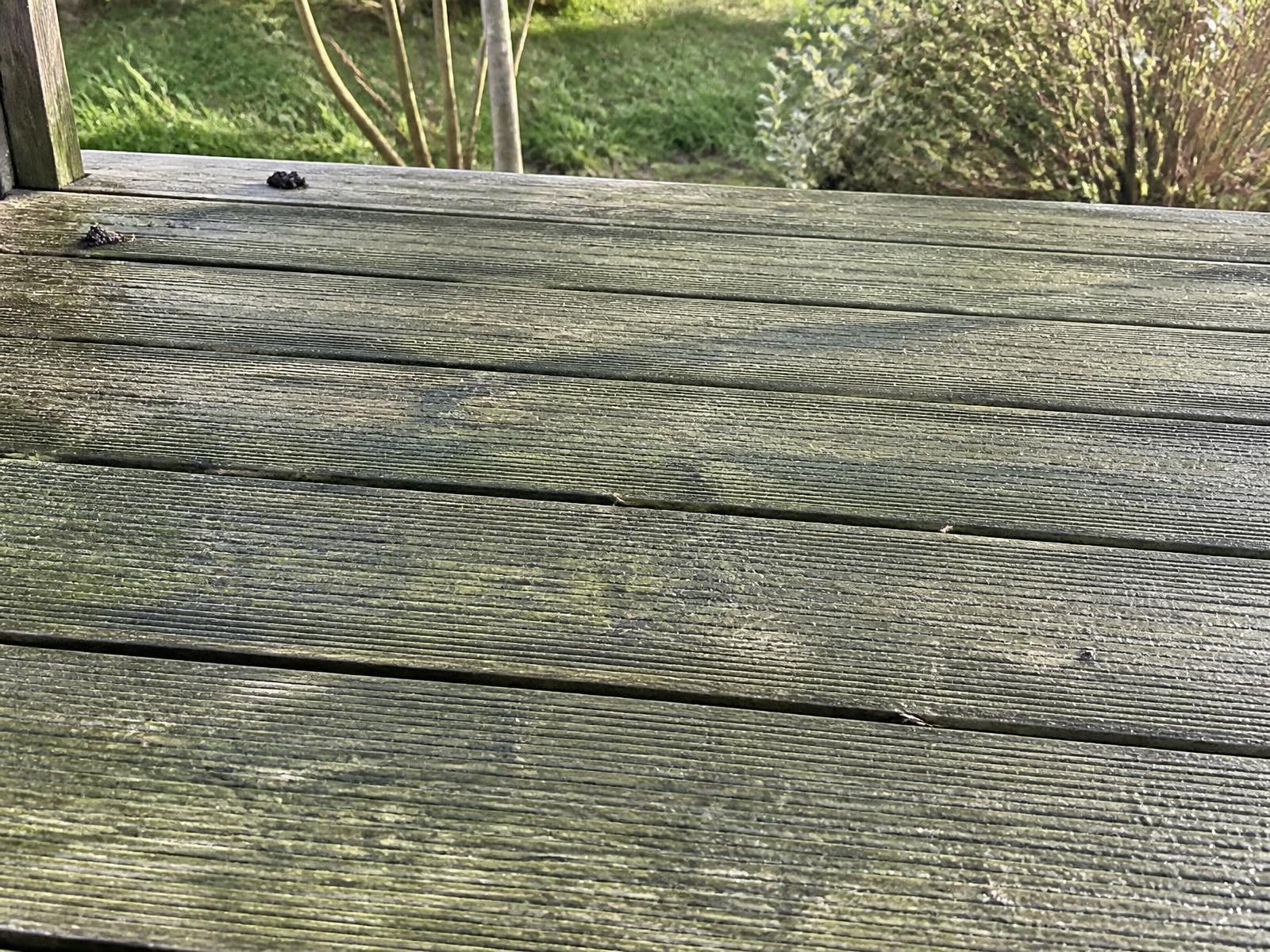 Efekt mycia ciśnieniowego tarasu drewnianego przed i po — Clean Garden